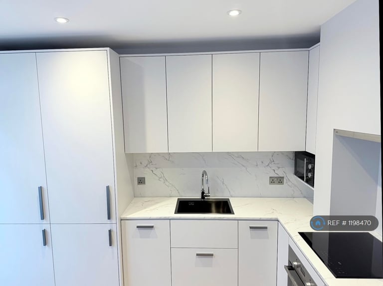 2 bedroom flat in Rothesay Avenue, London, SW20 (2 bed) (#1198470)