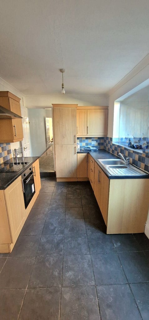 3 bedroom house DSS BENEFIT ACCEPTED with living room dining room and garden