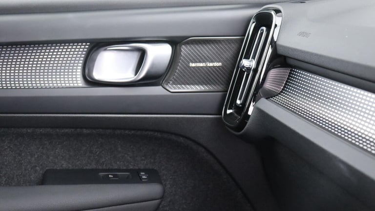 2025 Volvo XC40 B4 (P) Ultra Dark (Sunroof, Pilot Assist, 21' Alloys, BLIS) ESTATE Petrol/Electri...