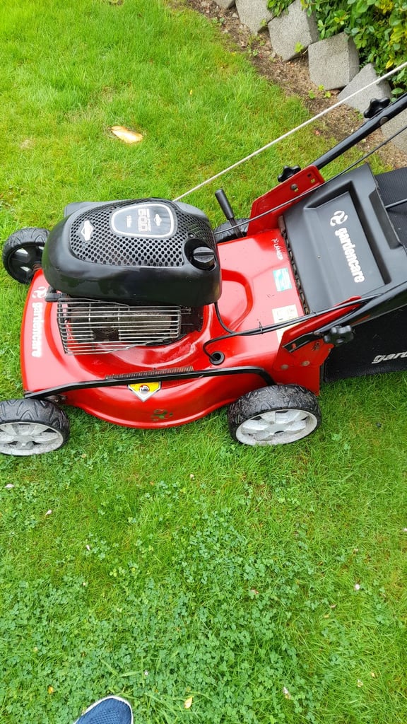 Gardencare self drive Briggs&Stratton500 engine 18 inch cut. Starts first time