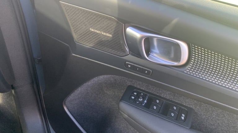 2023 Volvo XC40 Ultimate, B4 mild hybrid, Petrol, Dark ESTATE N/A Automatic