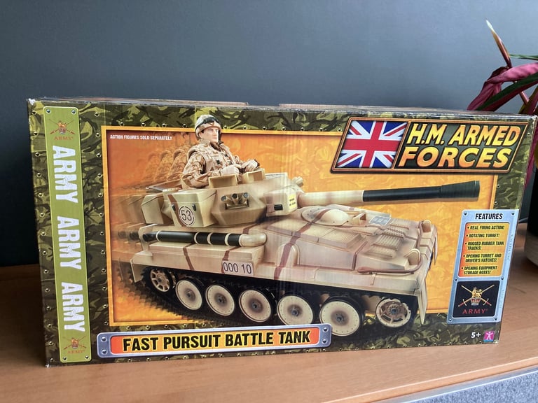H.M. Armed Forces Fast Pursuit Battle Tank with 4 Infantrymen &  Marines Commando Sniper.