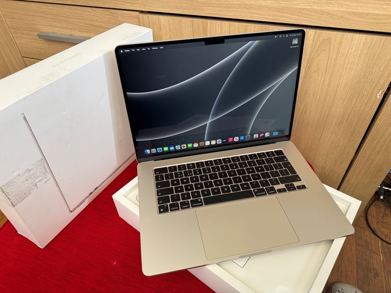 Apple MacBook Air 2023 M2 15-inch / 8Gb ram / 256gb SSD With original charger and box 