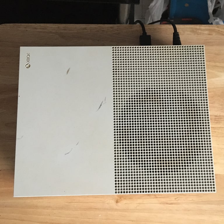 Xbox one s n wires but no control£50 ono ( pick up only)