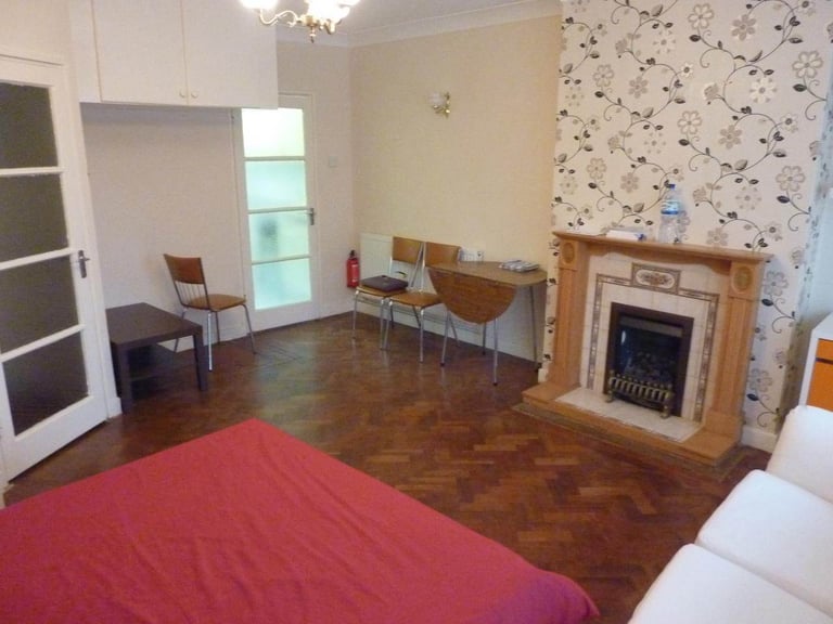 N13 Studio To Let Palmers Green 