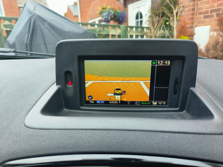 2011 Renault CLIO dynamique TomTom series.