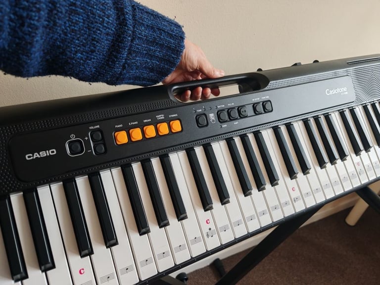 Keyboard Casio CT S100 61 key with stand, bench, headphones and adaptor