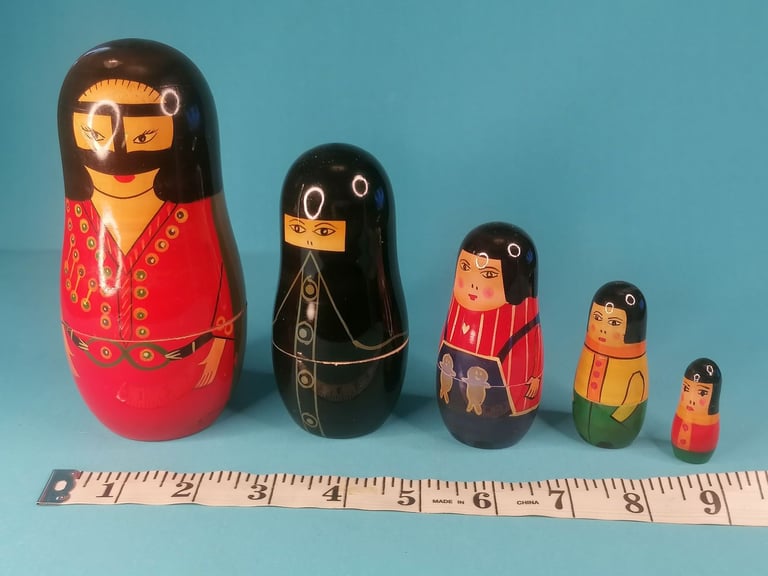 Beautiful Vintage Nestling Dolls , 5 dolls.  Bigger one  5,5inch smaller 1,5 inch.