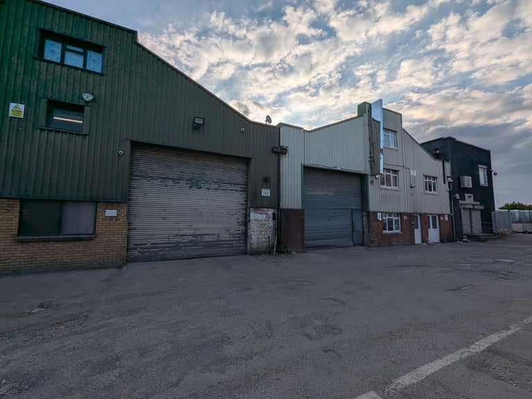 Unbeatable Commercial Storage in London Ealing Greenford UB6 - From Just £10 Per Sq Ft! 