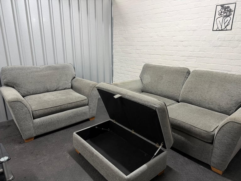 Stunning Oak Furniture Land Large 2 seater , 1 seater and storage pouffe FREE SAME/NEXT DAY DELIVERY