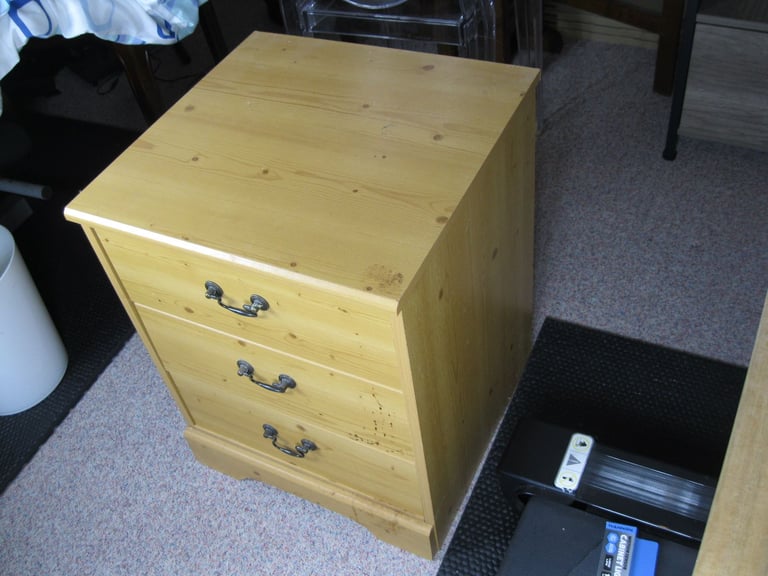 3 DRAWER PINE BEDSIDE CABINET GUNNISLAKE PL18
