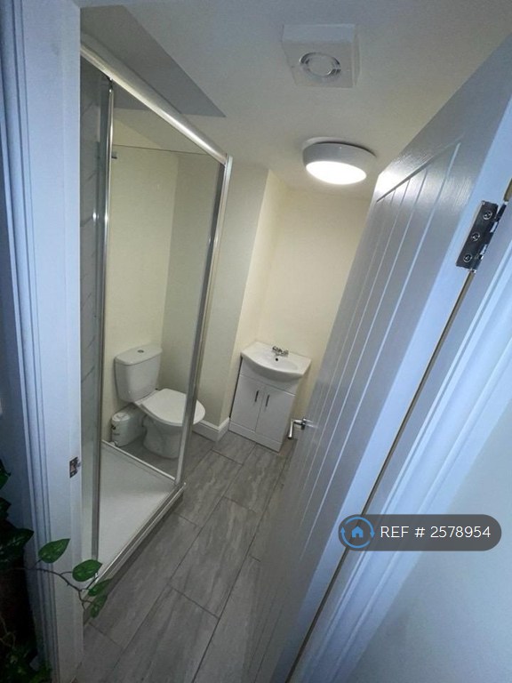1 bedroom in Barton Terrace, Leeds, LS11 (#2578954)