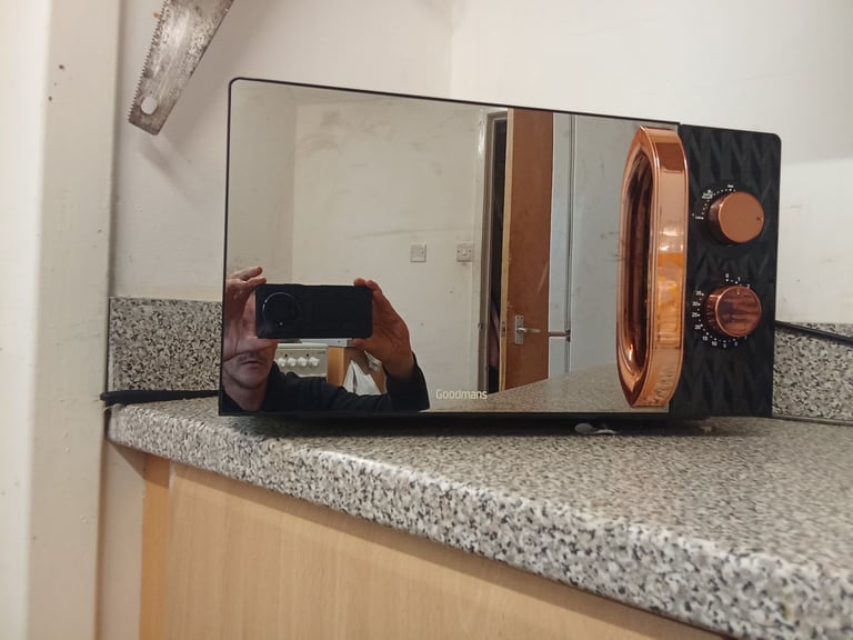 image for New Goodmans 900 watt microwave with box 