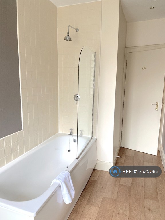 1 bedroom flat in Langcliffe Avenue East, Harrogate, HG2 (1 bed) (#2525083)