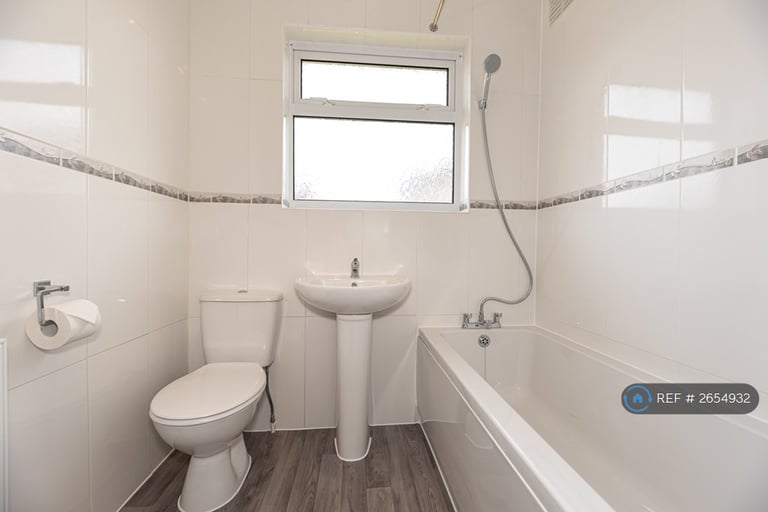 3 bedroom house in Victoria Avenue, Romford, RM5 (3 bed) (#2654932)
