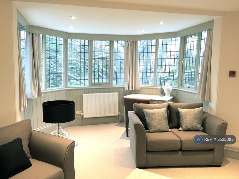 1 bedroom flat in Langcliffe Avenue East, Harrogate, HG2 (1 bed) (#2525083)