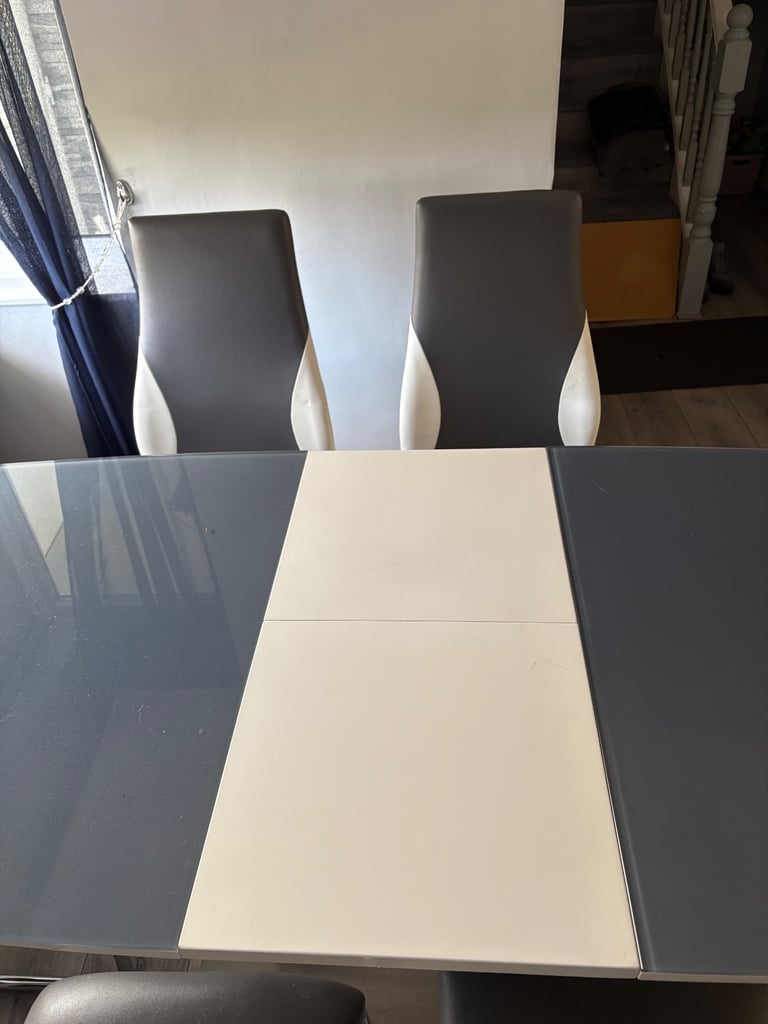 Extendable dining table with 6 chairs 