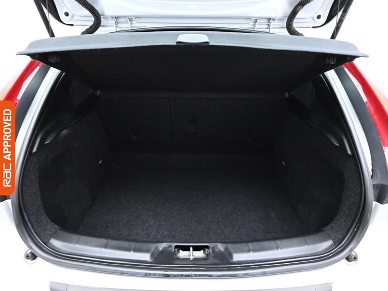 2016 Volvo V40 Cross Country 2.0 D2 Lux Hatchback 5dr Diesel Manual Euro 6 (s/s) (120 ps) Hatchba...