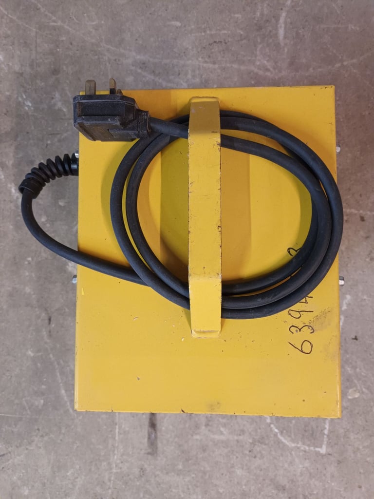 3kVa Heavy Duty Transformer - 240v to 110v - Defender E205062 - in very good condition