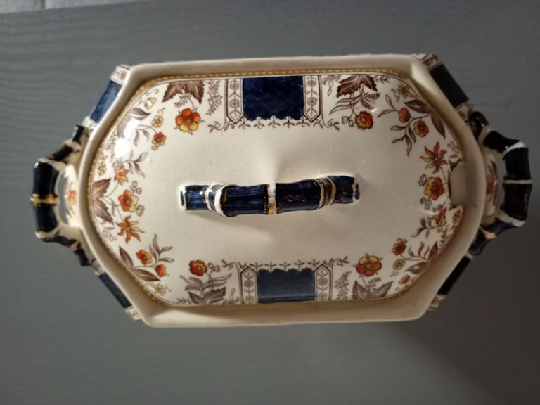 Ceramic pottery tureen 