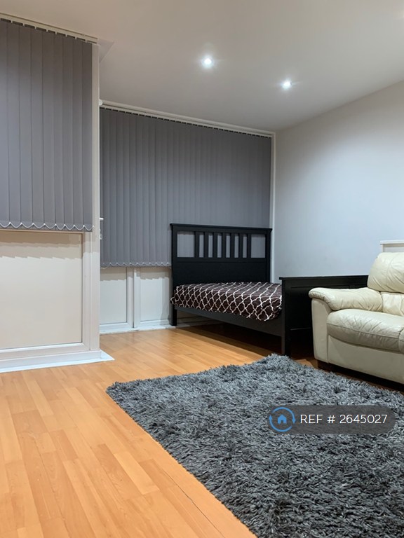 1 bedroom in Treby Street, London, E3 (#2645027)