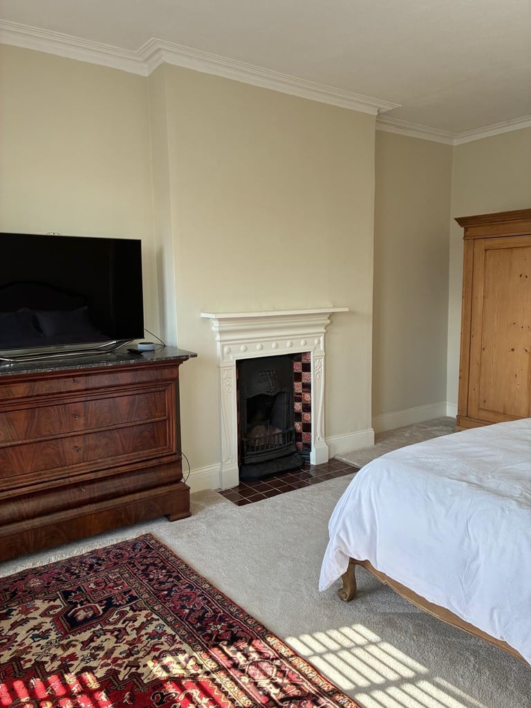 Lovely room in modern Victorian house 