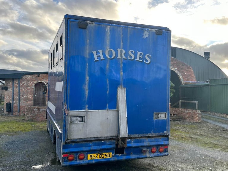 Volvo FL6 – 7.5T Horse Lorry