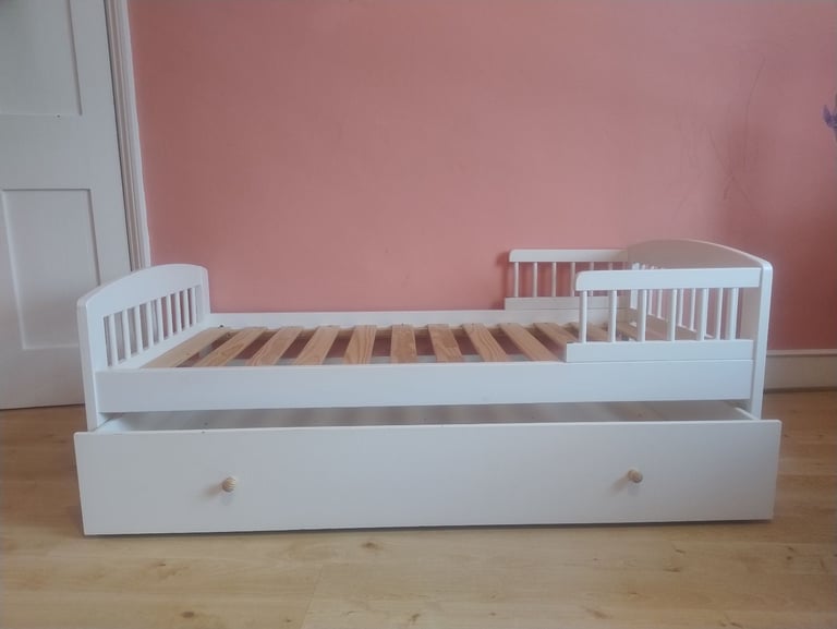Toddler Bed with Drawer 