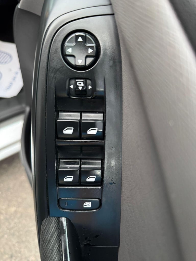 2011 Renault Megane 1.6 16V Dynamique TomTom Euro 5 5dr HATCHBACK Petrol Manual