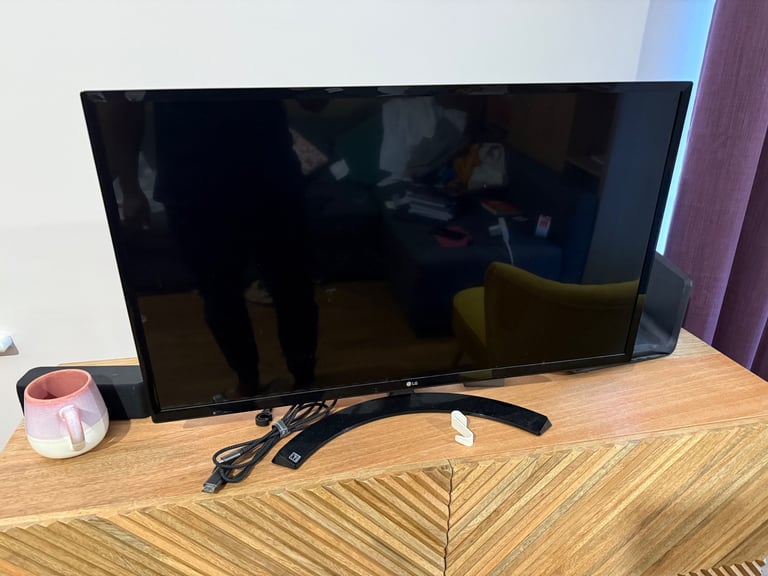 LG 32 inches full HD IPS LED monitor