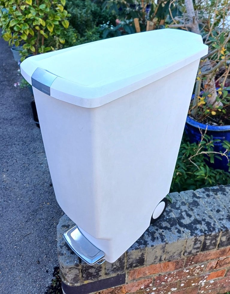 Simplehuman 40L Slim Pedal Kitchen Bin - CAN DELIVER