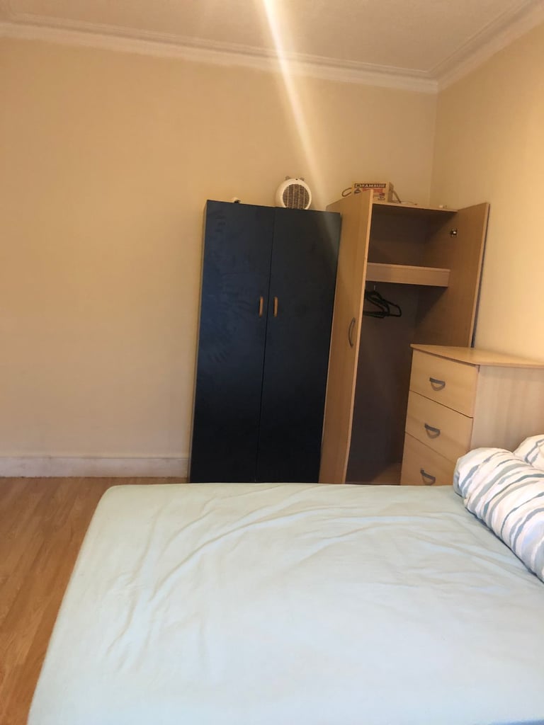 BEAUTIFUL DOUBLE ROOM FOR SINGLE PROFESSIONAL FOR RENT IN HOUNSLOW WEST