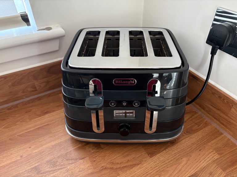 DeLonghi 4 slat toaster in a black/grey colour