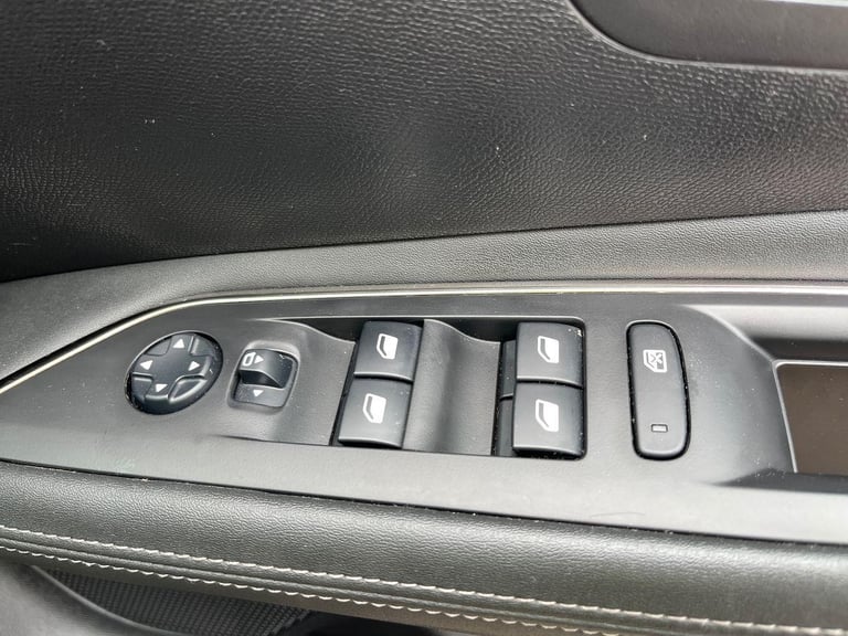 Peugeot 3008 ALLURE PURETECH S/S 1.2 130ps Petrol Automatic in Bronze