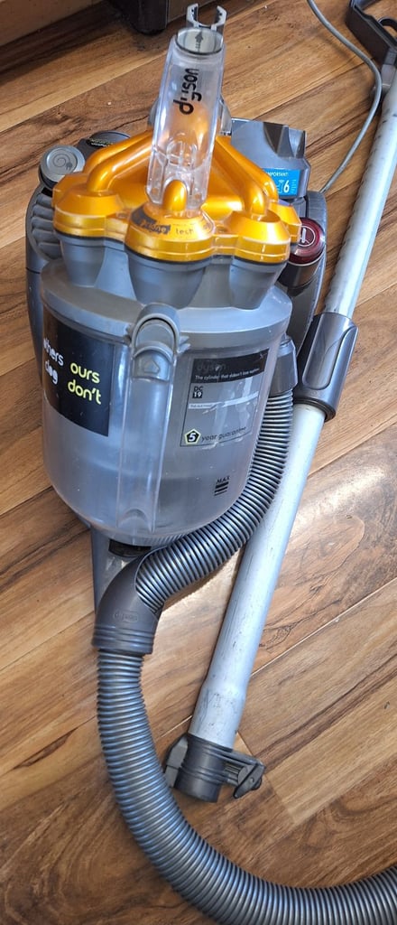 DC19 dyson vacuum cleaner,body & hose and pipe only.very strong 