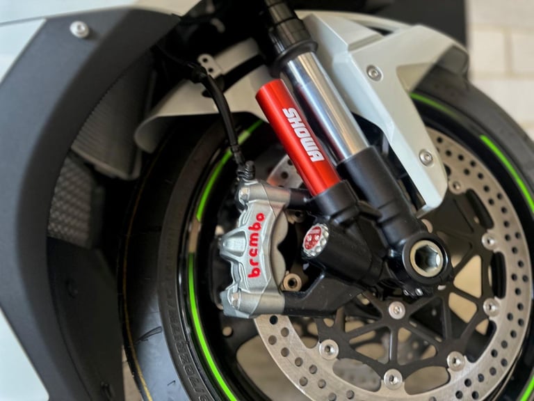 STUNNING ONE OWNER 2024/24 KAWASAKI ZX-10R MOTORCYCLE 