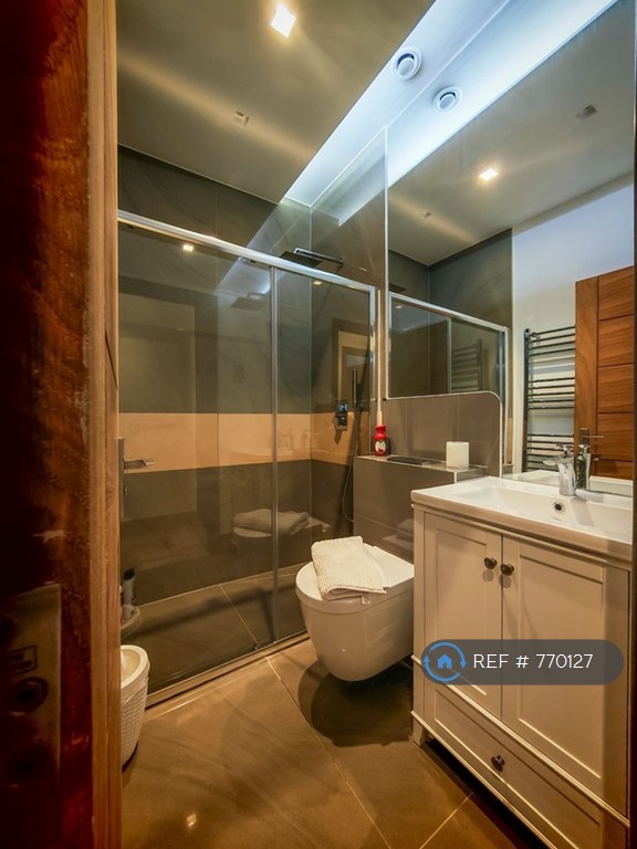 1 bedroom flat in Kilburn High Road, London, NW6 (1 bed) (#770127)