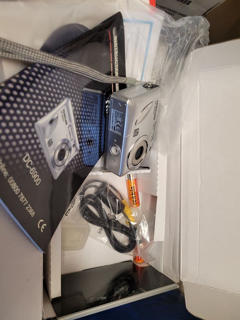 Traveler DC-6900 Digital Camera 