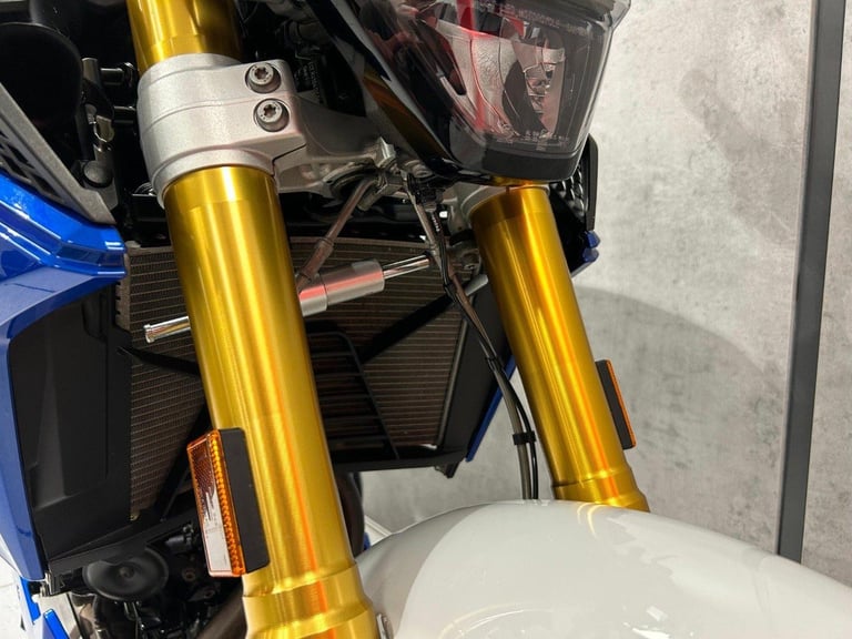 72/2022 BMW F900R Sport - 7106 miles - TRI-COLOUR!