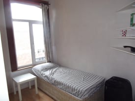 West London Acton W3 Double Room to rent and share rest of flat. 
