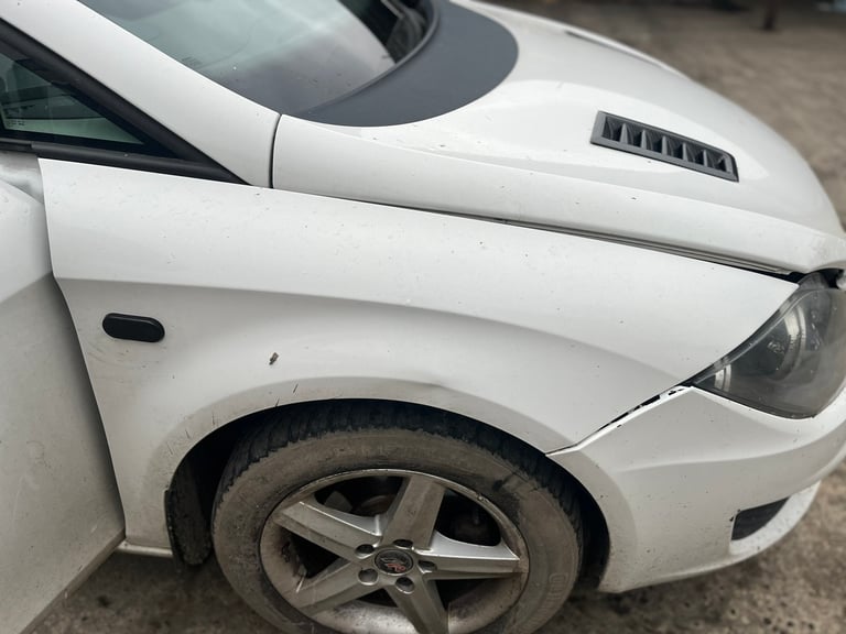 SEAT LEON MK2 FACELIFT IN WHITE LB9A FOR BREAKING / BUMPERS/LIGHTS ETC