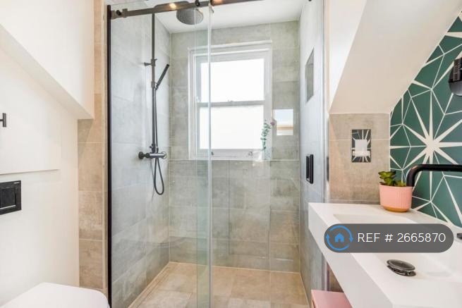 3 bedroom flat in Heathfield Gardens, London, W4 (3 bed) (#2665870)