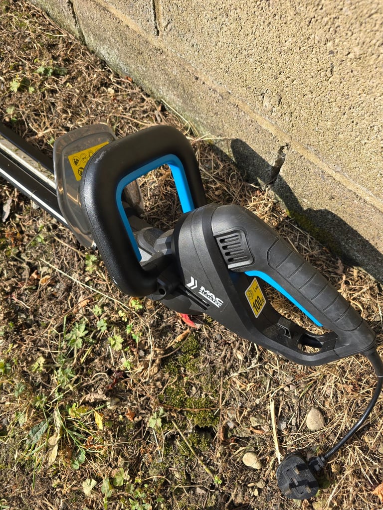 Electric hedge cutter