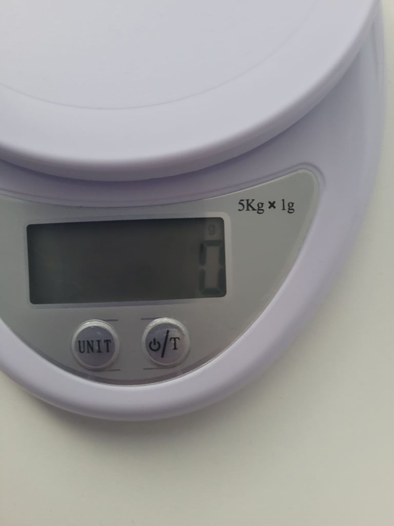 Kitchen scale with batteries.  Collection dunfermline fife