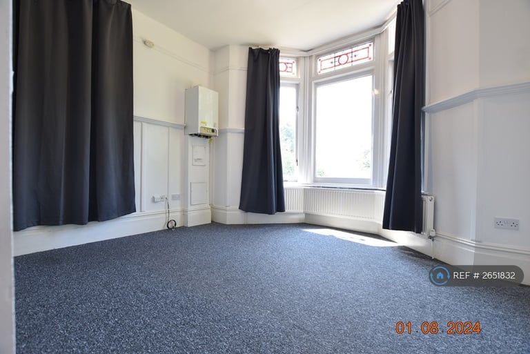 1 bedroom flat in Hart Hill House, Luton, LU2 (1 bed) (#2651832)