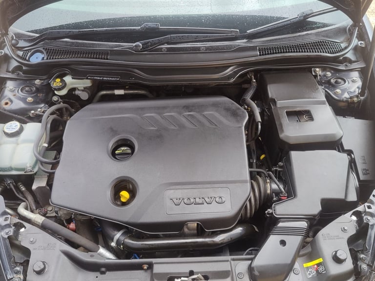 VOLVO S40; 1.6 DIESEL; 115BHP; R DESIGN D2; 4 DR; MANUAL; BLACK; 62 MPG; £35 TAX