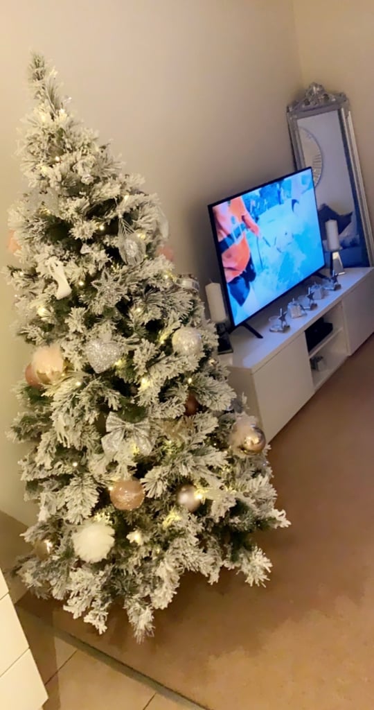 image for STUNNING 6 foot Christmas tree 