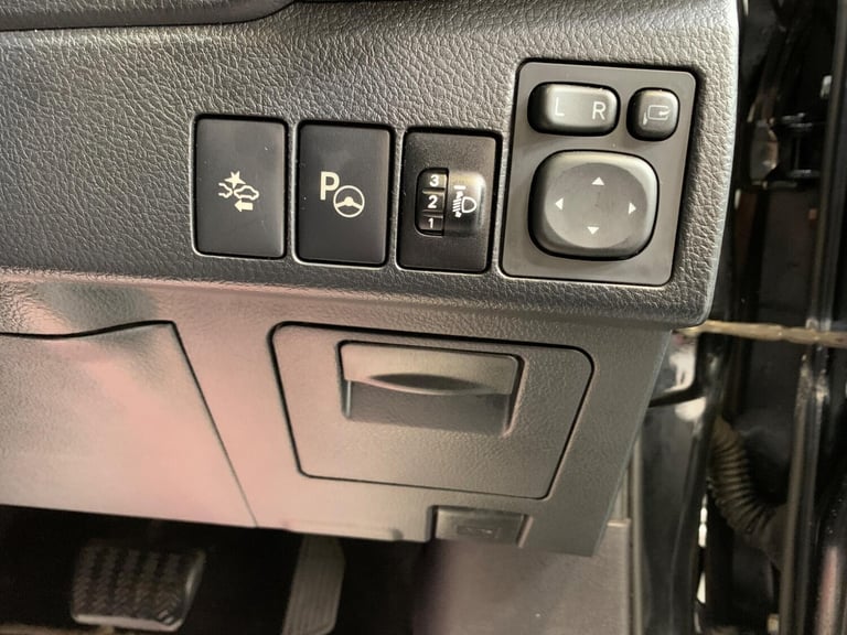 2018 Toyota Auris 1.8 VVT-h Design CVT Euro 6 (s/s) 5dr HATCHBACK Petrol/Electric Hybrid Automatic