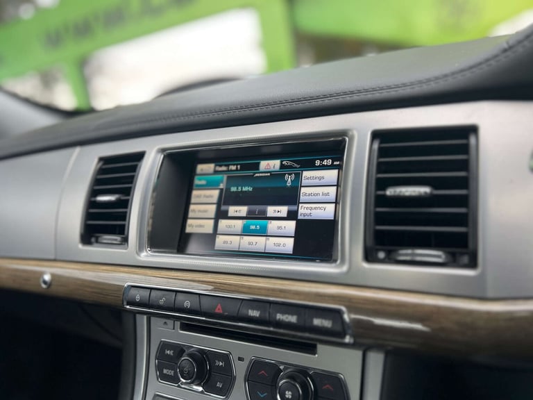 2013 Jaguar XF 2.2 XF Premium Luxury D Auto 4dr Saloon Diesel Automatic