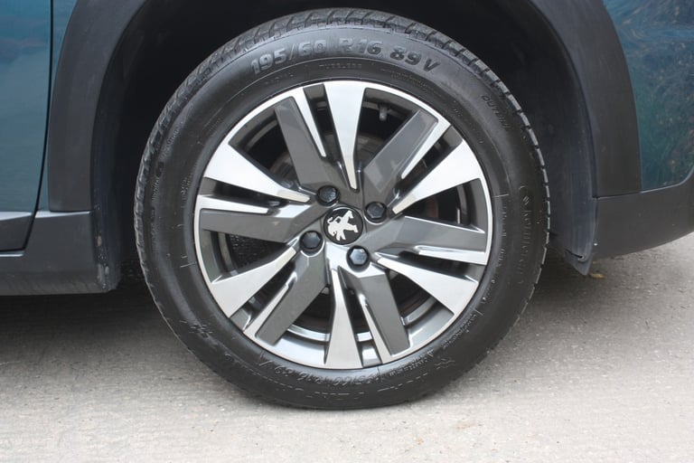 PEUGEOT 2008 1.2 PureTech Allure Premium 2019